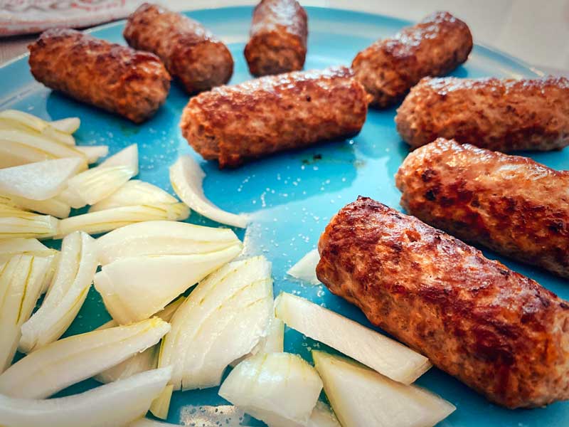 Cevapcici mit Zwiebeln